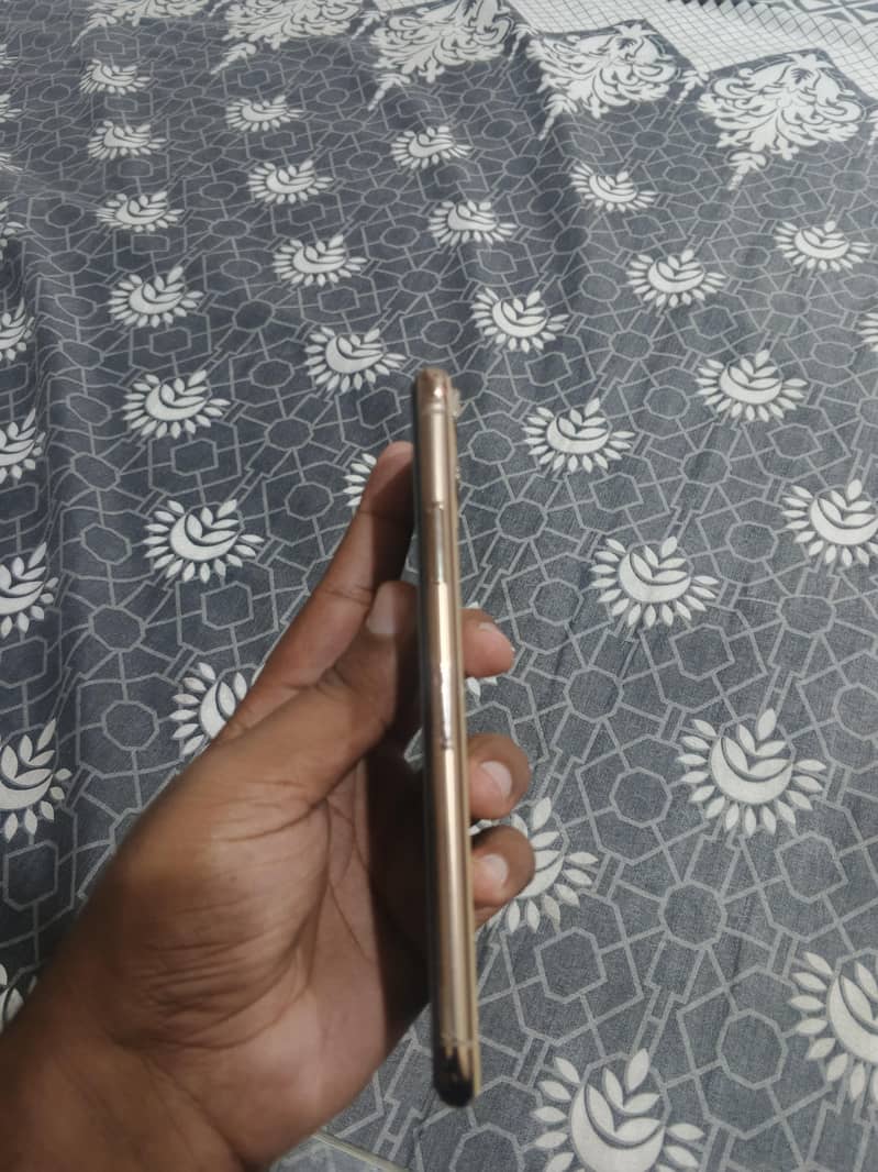Apple iPhone 11 Pro Max 2