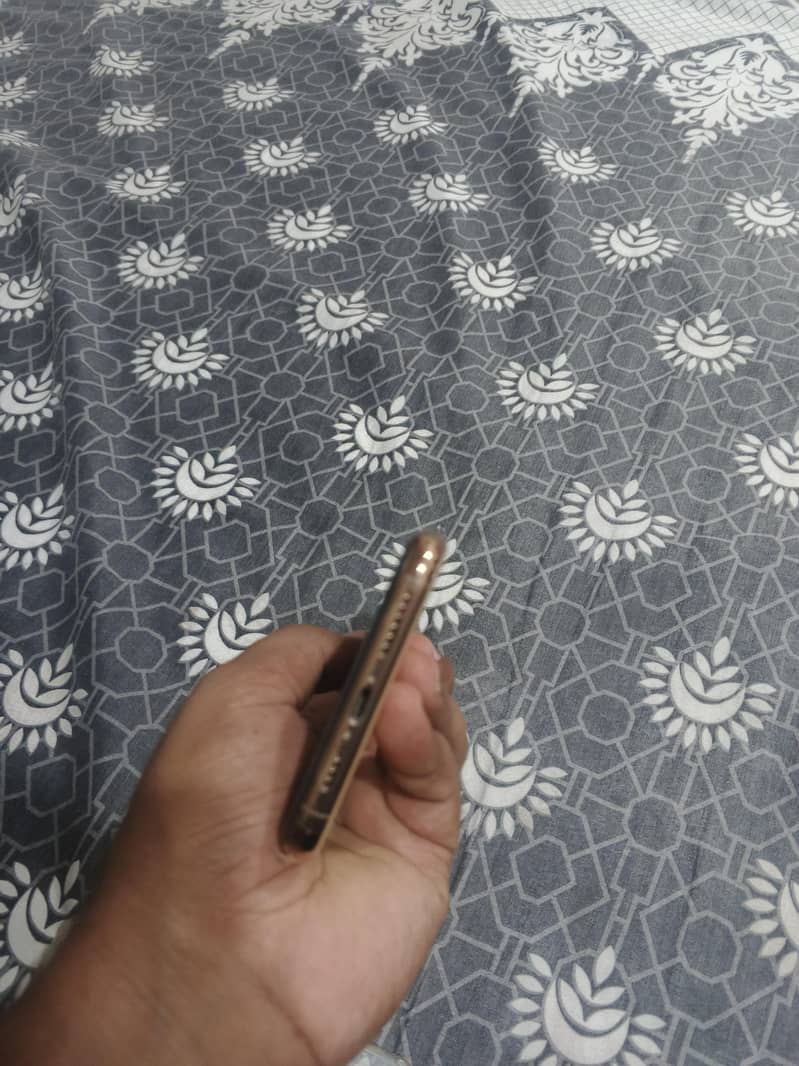 Apple iPhone 11 Pro Max 4
