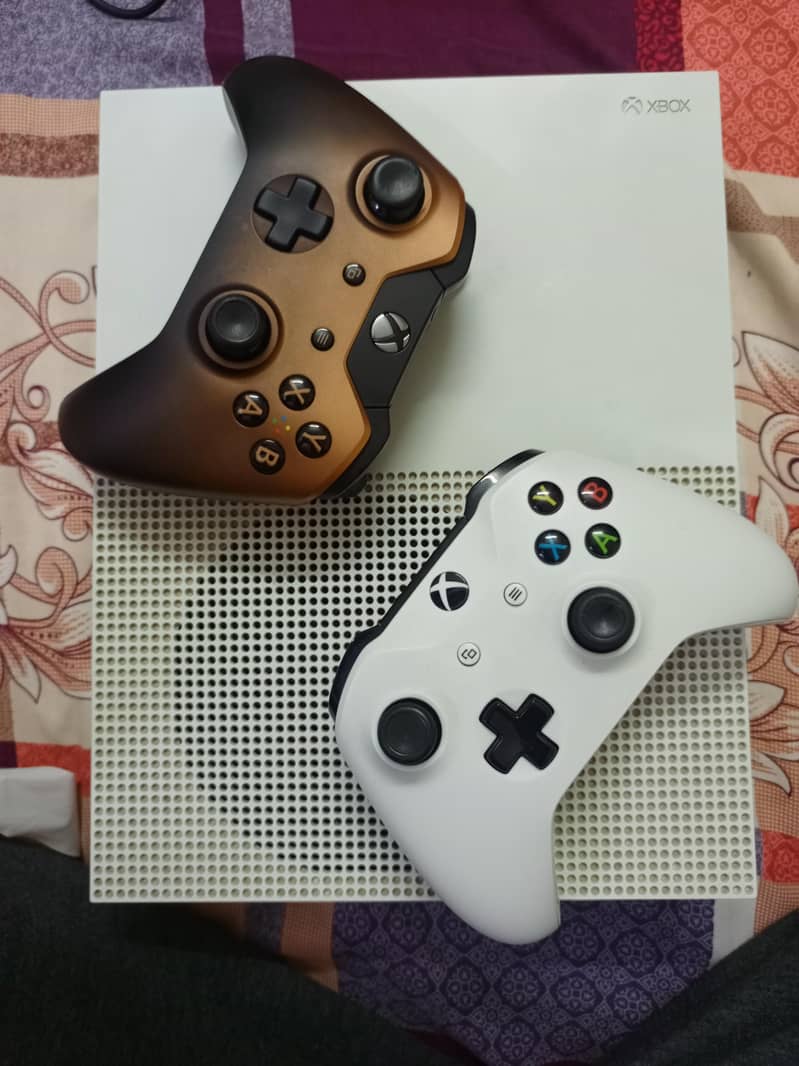 XBOX One S/ 1 TB 0