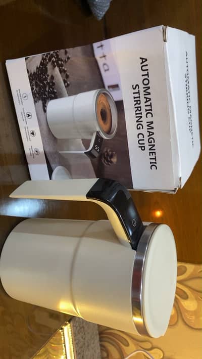 Automatic magnet stirring mug