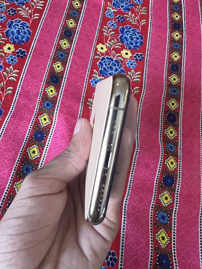 Apple iPhone 11 Pro 4