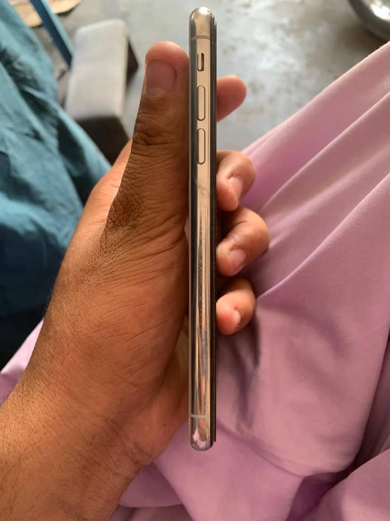 Apple iPhone X 4