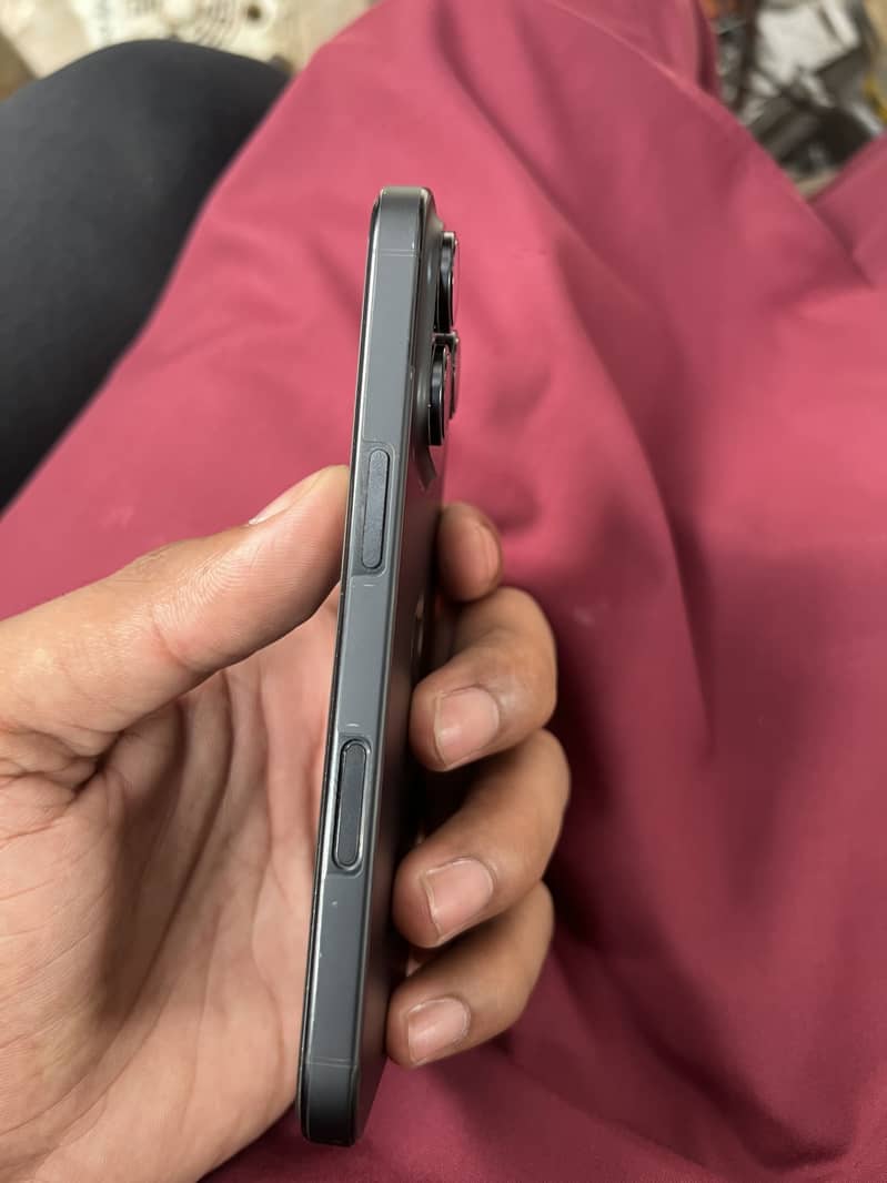 Apple iPhone 16 Pro 3