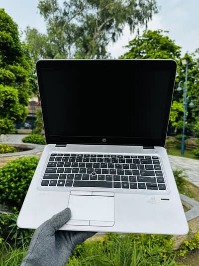 Hp 840 g3 i5 6th 8/256 with chgr