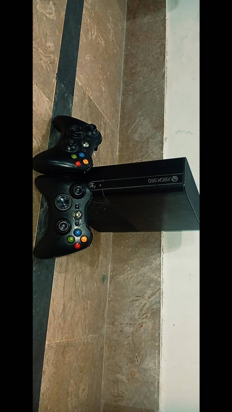 Xbox 360 e with 31 games 1