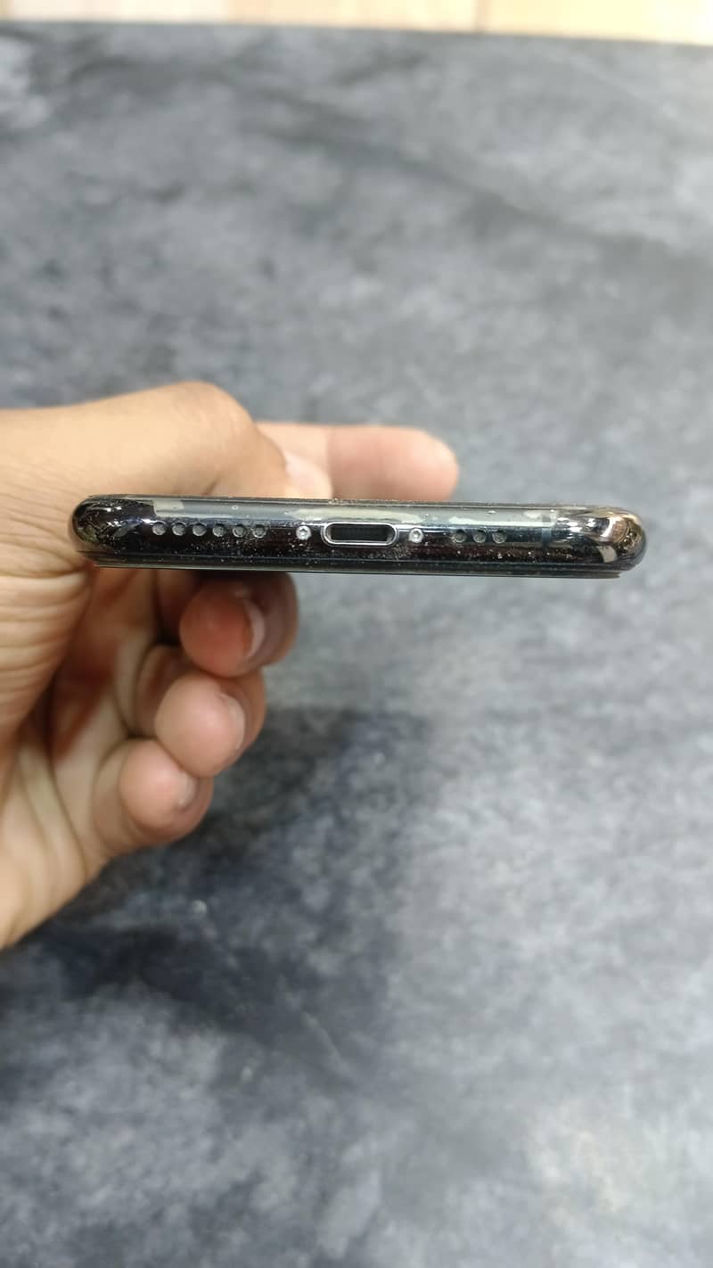 Apple iPhone XS 4