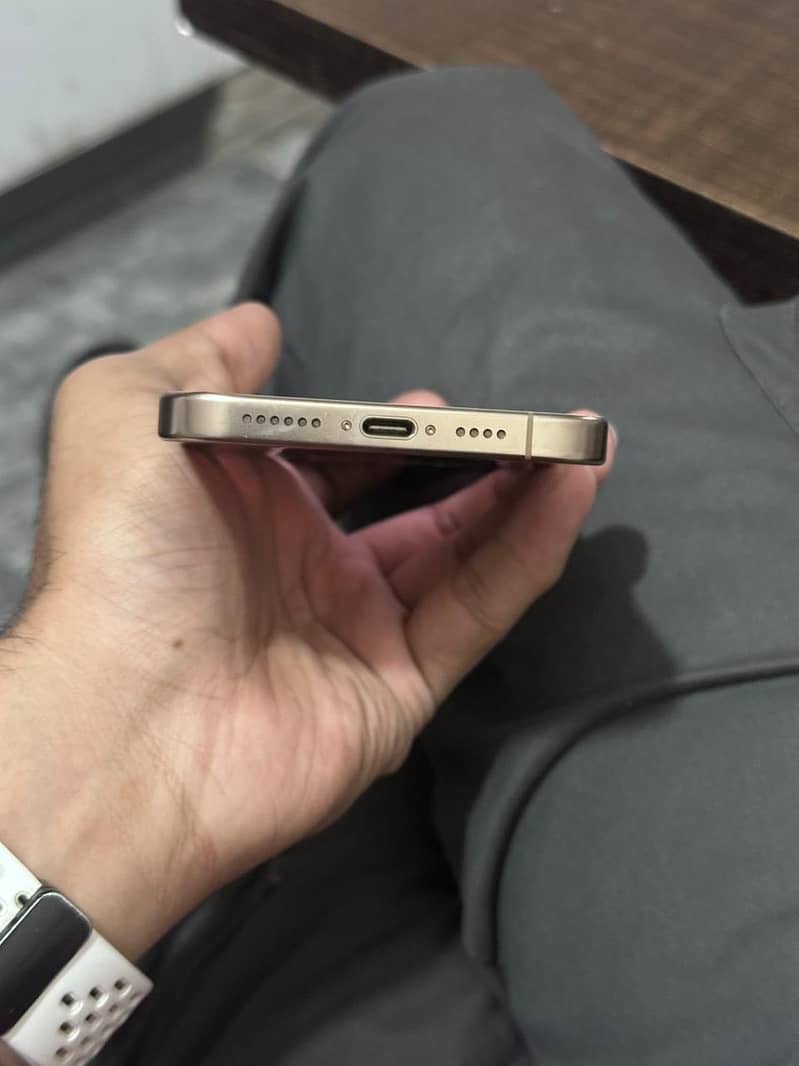 Apple iPhone 16 Pro Max 2