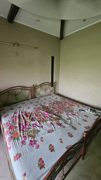 2 single iron Beds