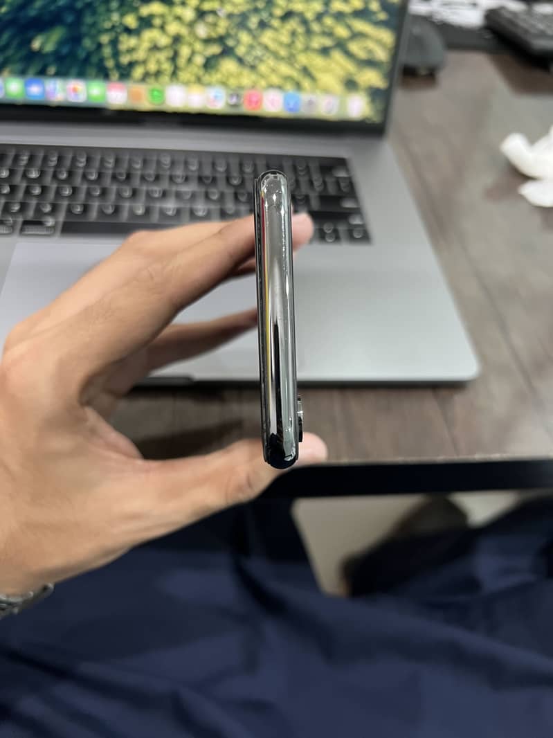 Apple iPhone X 4