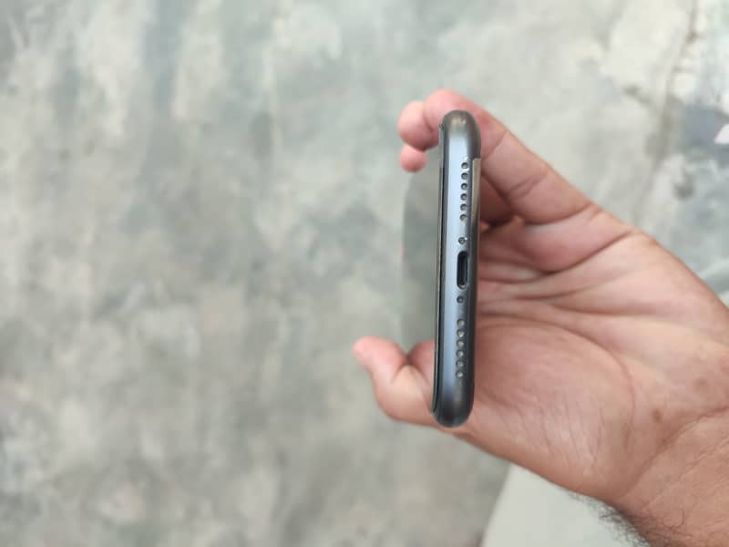 Apple iPhone 11 4