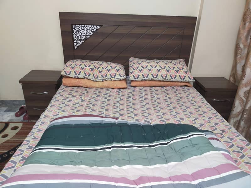 Queen size bed 0