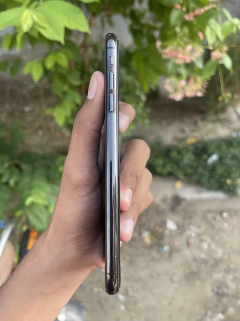 Apple iPhone XS Max 5