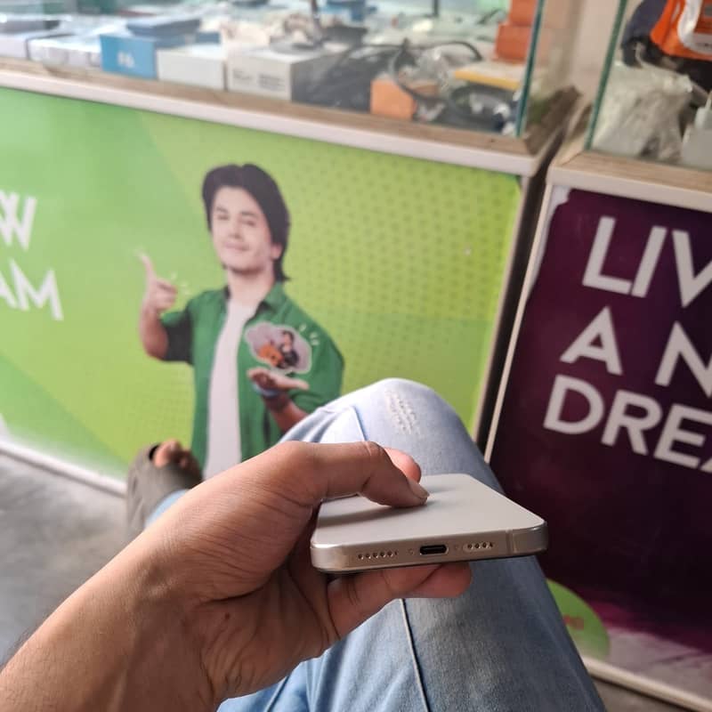 Apple iPhone 15 Pro Max 4