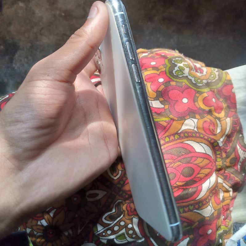 Apple iPhone 11 Pro Max 4