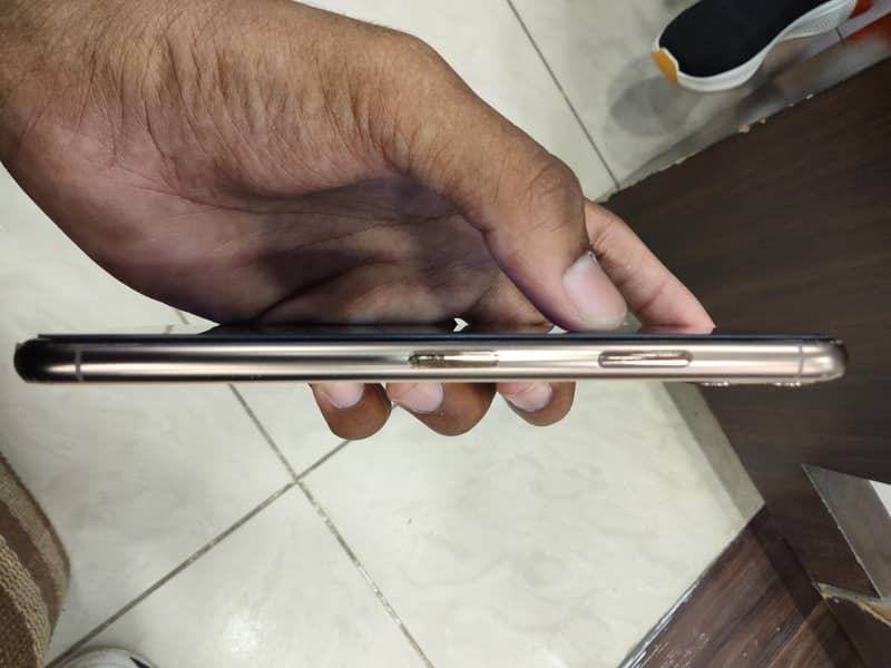 Apple iPhone 11 Pro Max 2