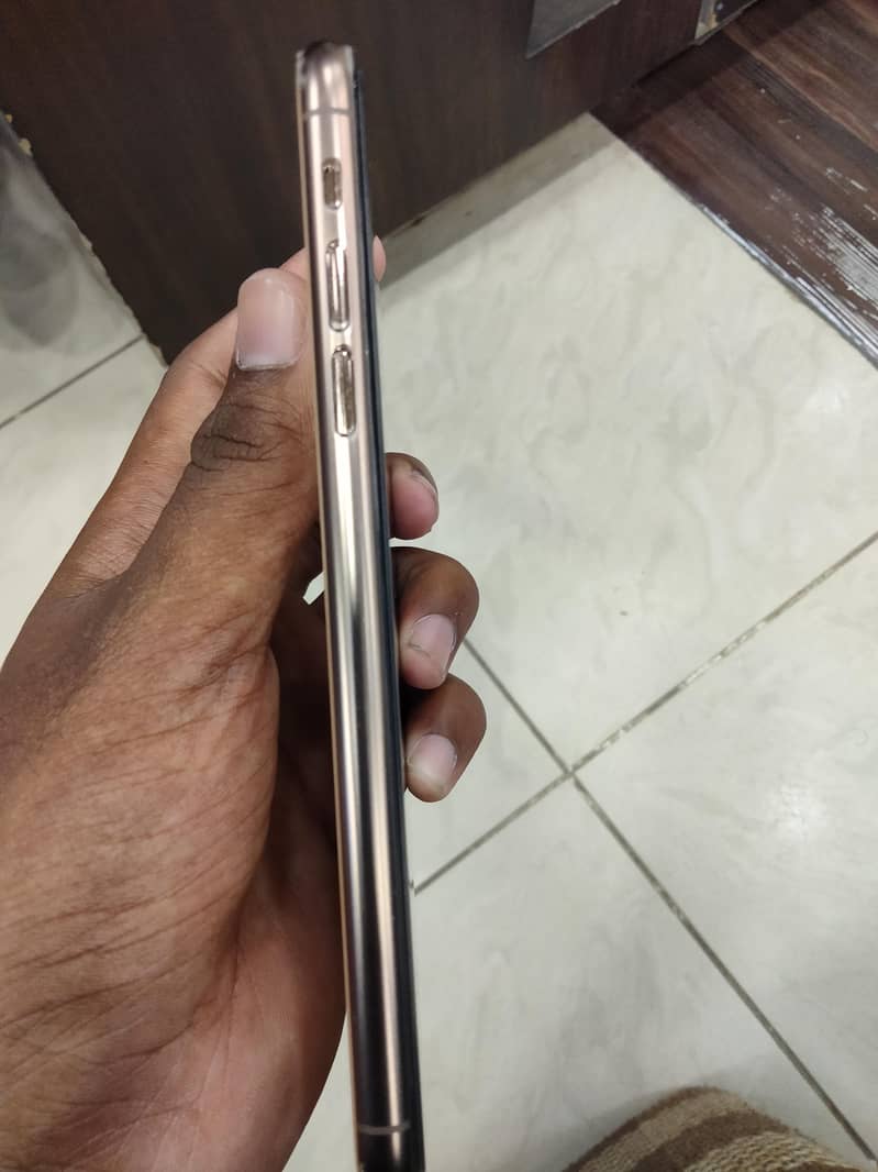 Apple iPhone 11 Pro Max 4