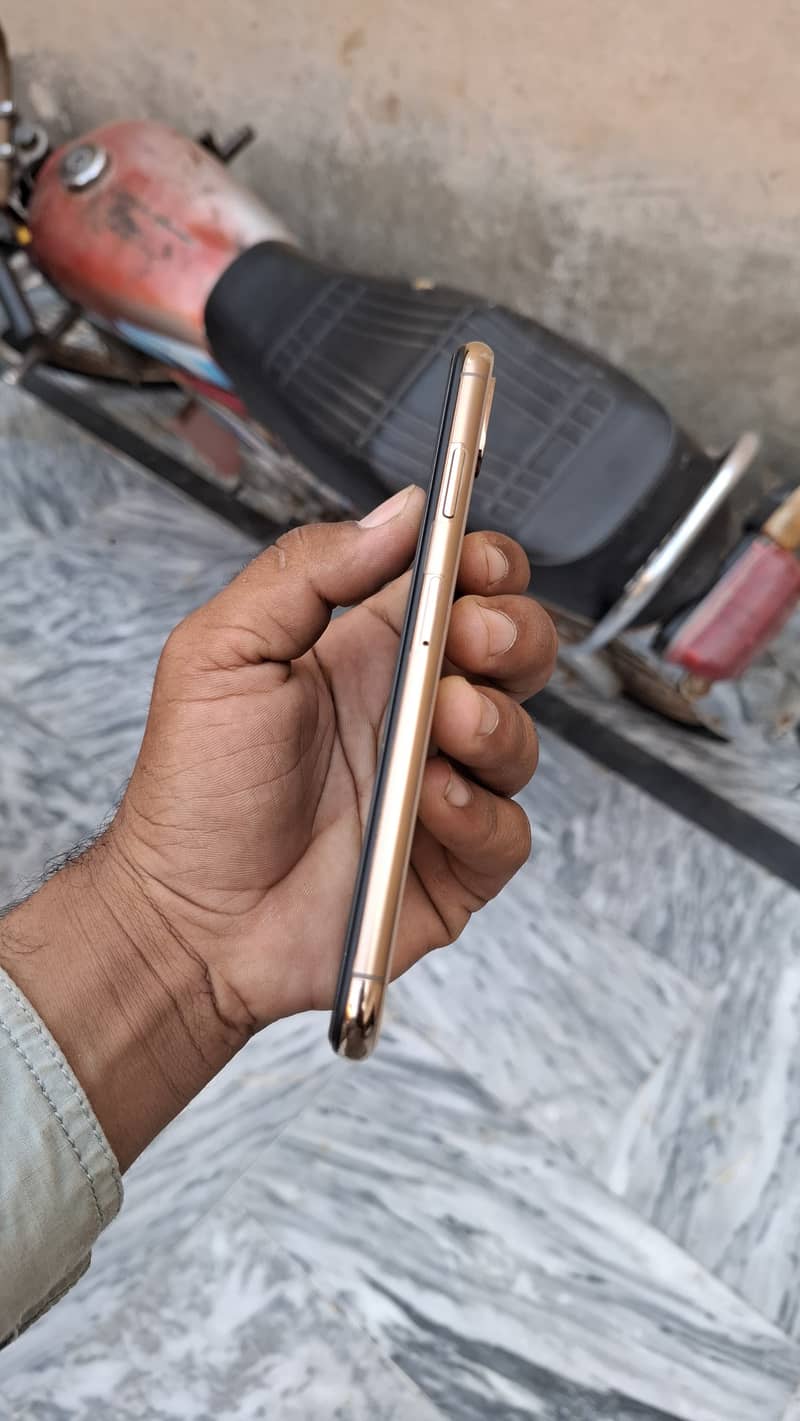 Apple iPhone XS Max 3