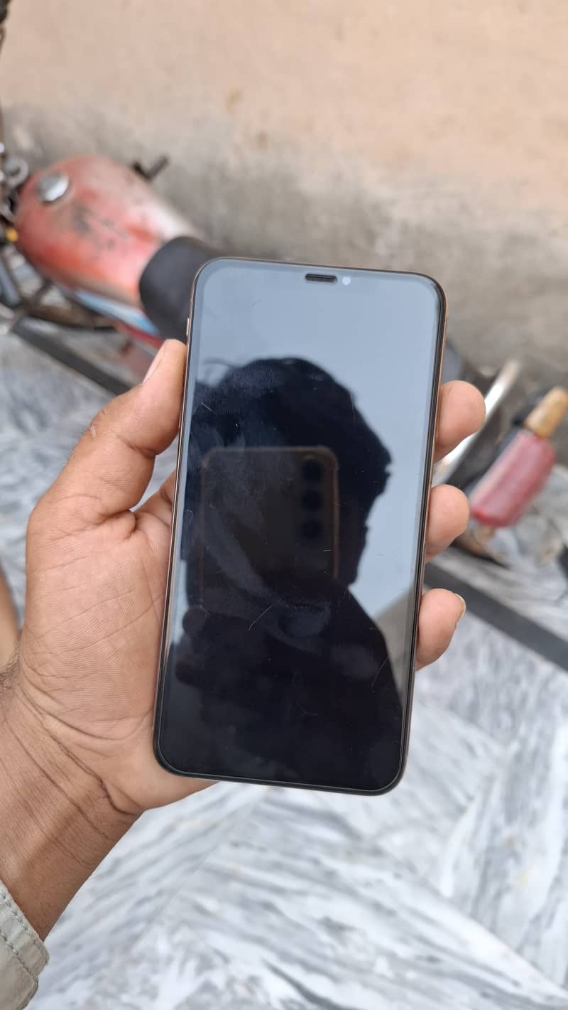 Apple iPhone XS Max 4