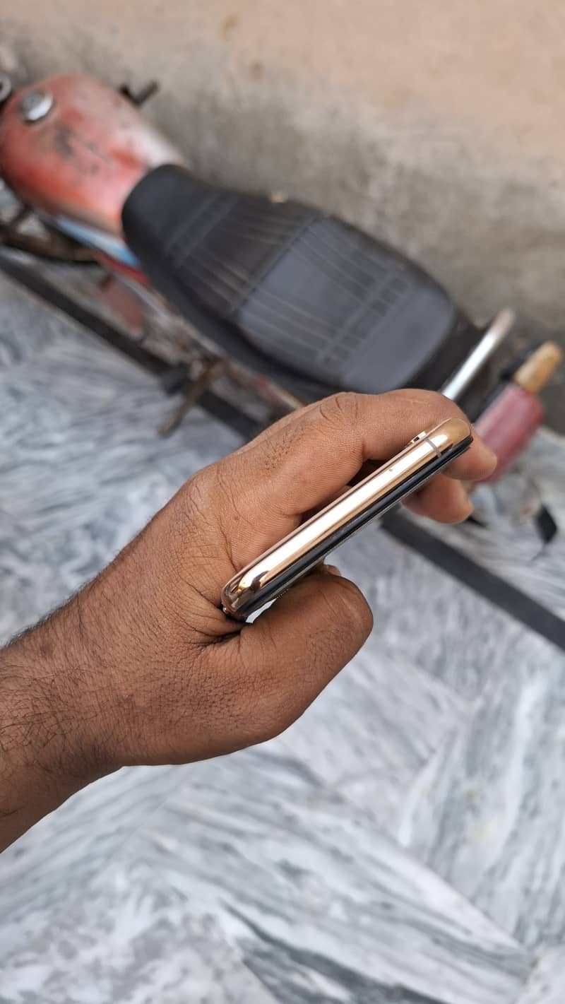 Apple iPhone XS Max 5