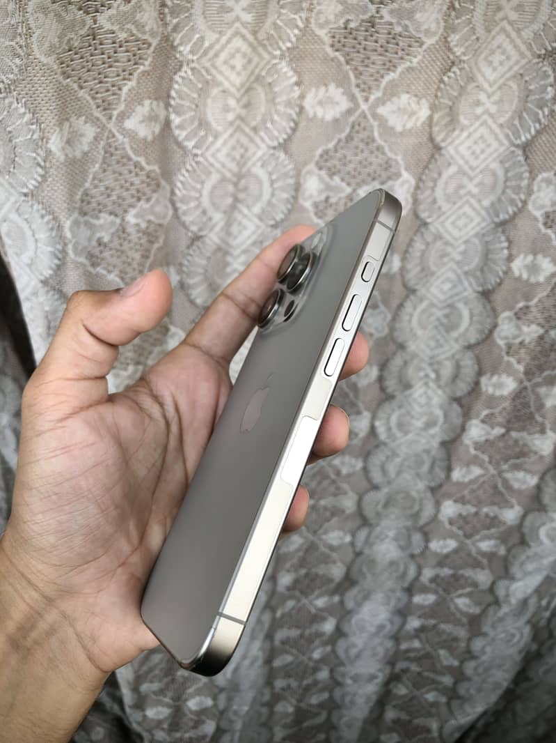 Apple iPhone 15 Pro 4