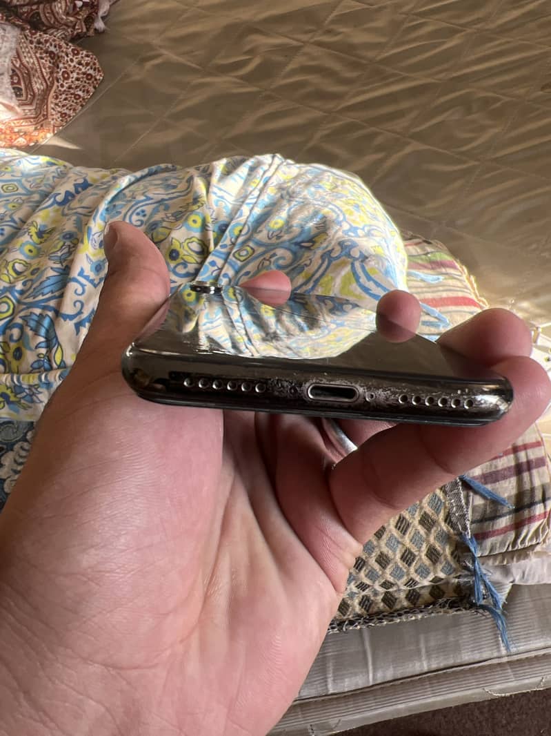 Apple iPhone X 4