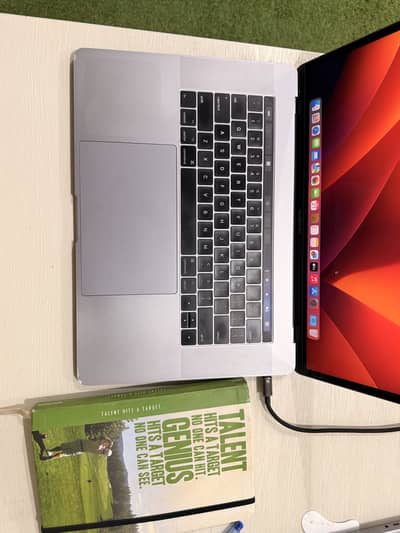 Macbook Pro 2017 |  6 inch | 4 gb grapic card | no shade