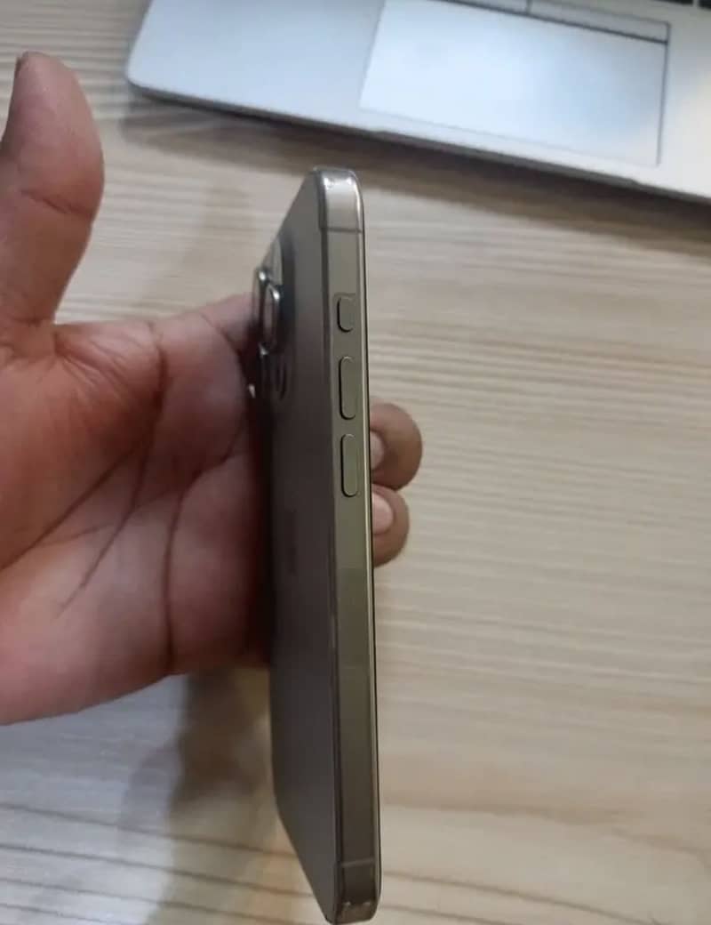Apple iPhone 15 Pro 4