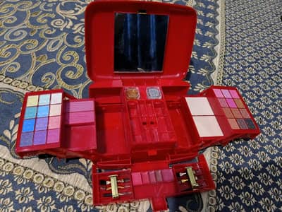 Cosmetic case with 2 stairs eye shadows and compact powder