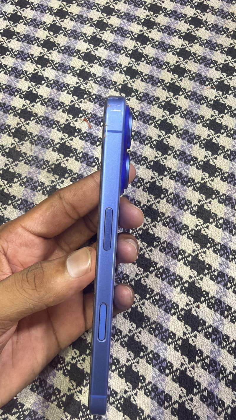 iPhone 16 3