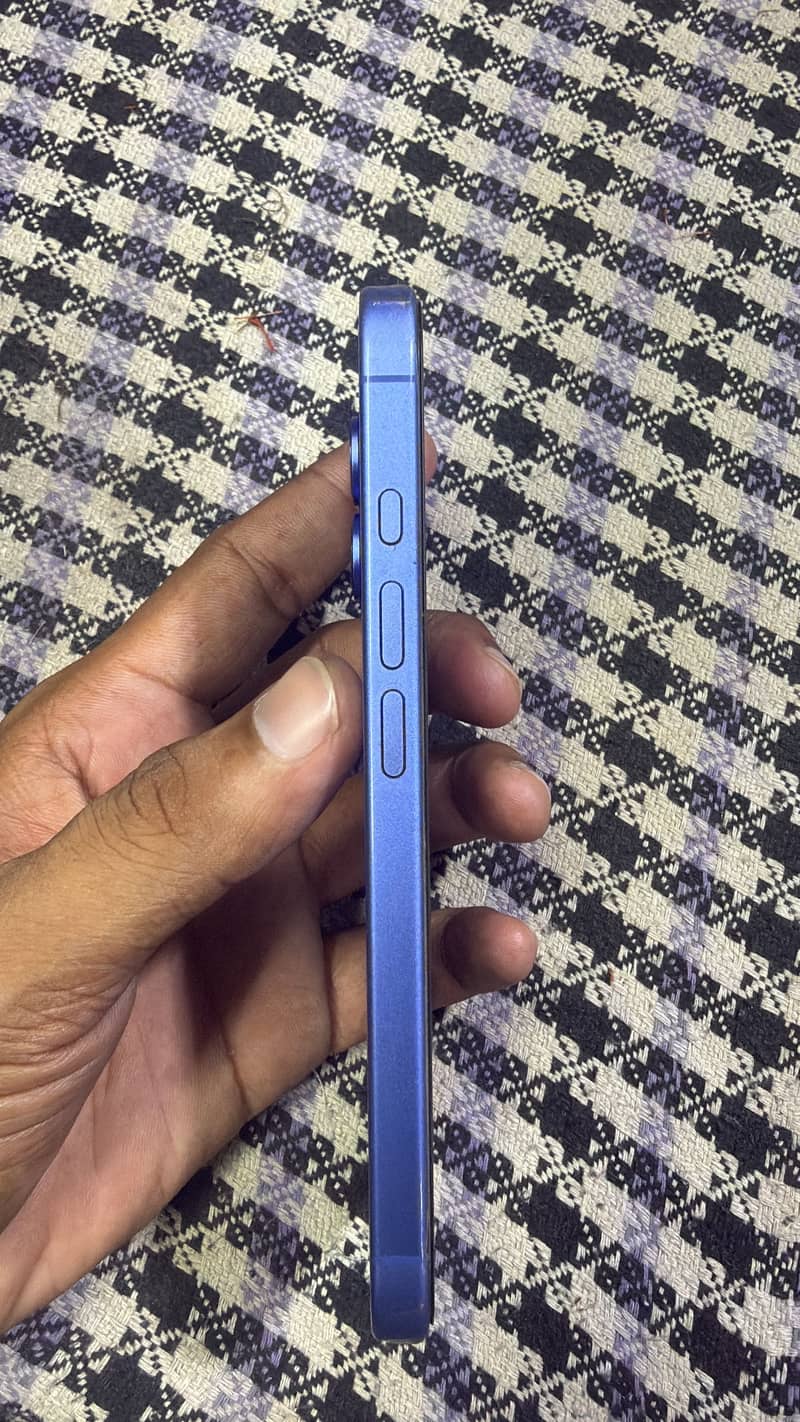 iPhone 16 4