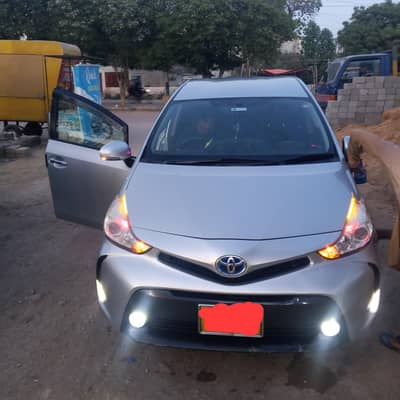 Toyota Prius Alpha 2015