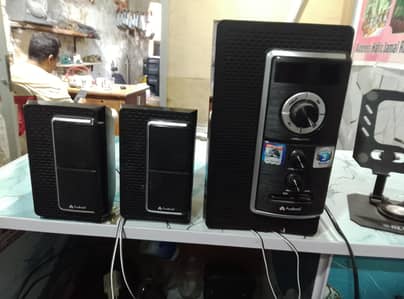 one Audionic speaker And One x pod Speaker