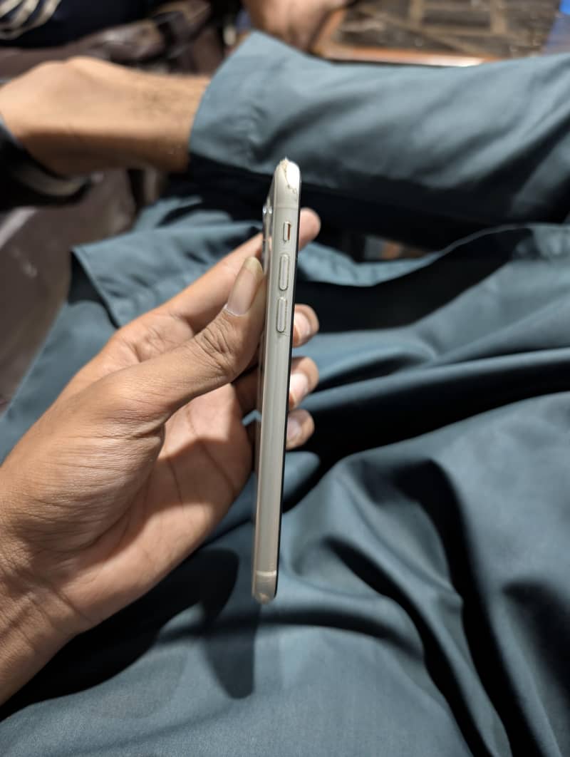 Apple iPhone 11 0