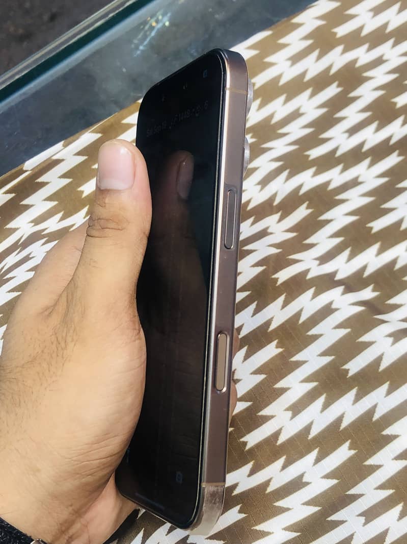 Apple iPhone 16 Pro 0
