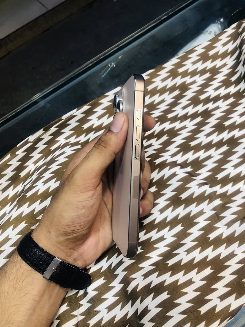 Apple iPhone 16 Pro 2