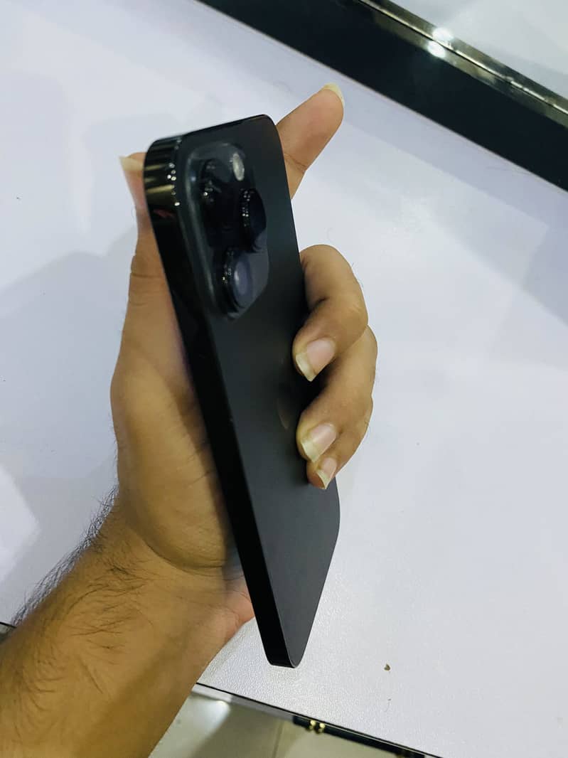 Apple iPhone 14 Pro Max 1