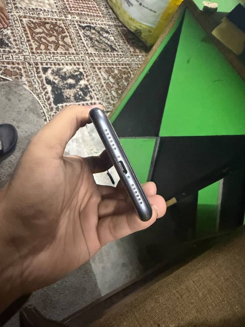 Apple iPhone 11 3