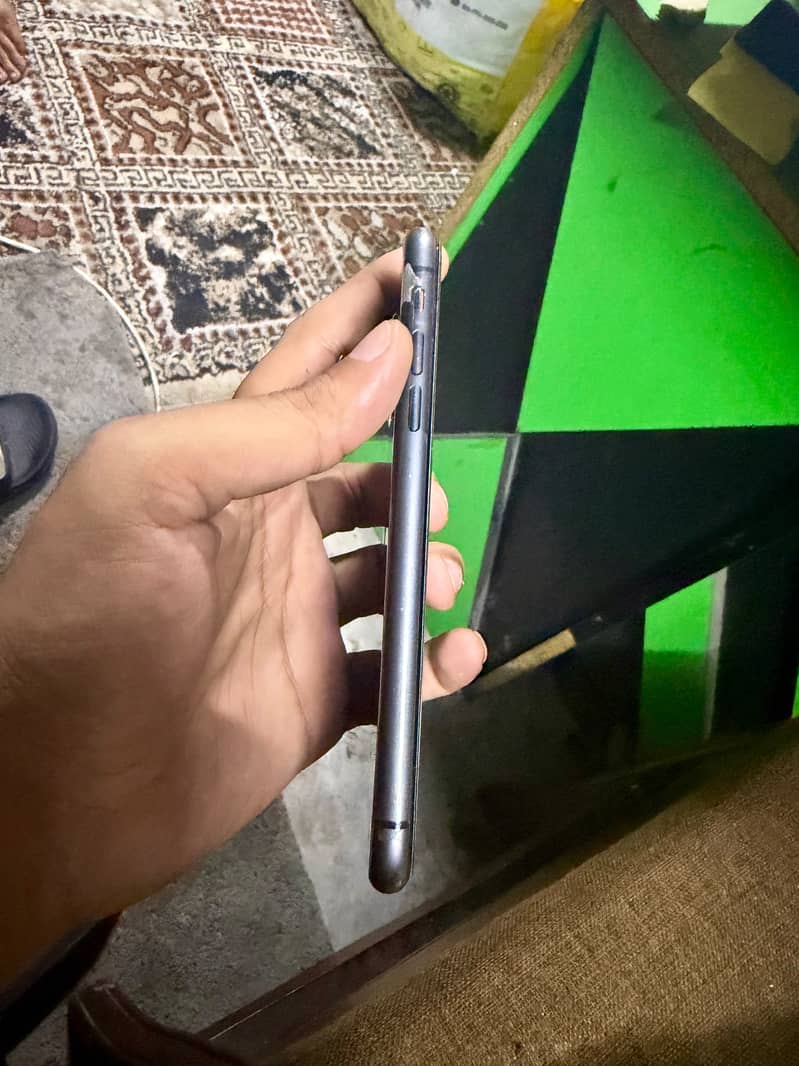 Apple iPhone 11 4