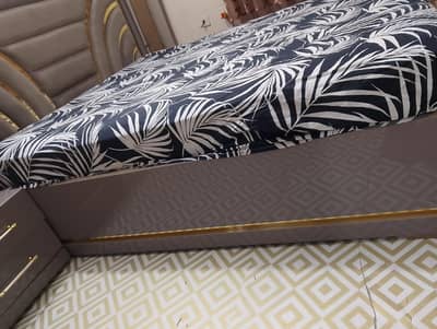 bedroom set 3 pis high gloss 10/9 condition  contact number 3132049220