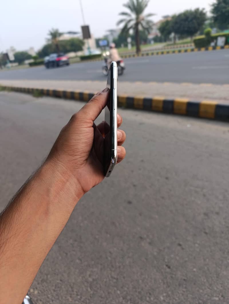 Apple iPhone X 4