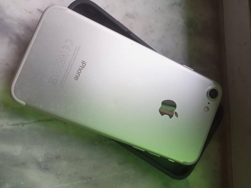 Apple iPhone 7 0