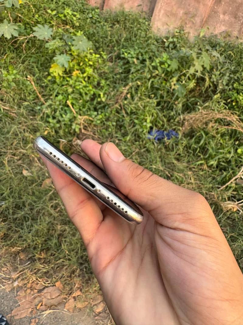 Apple iPhone X 4