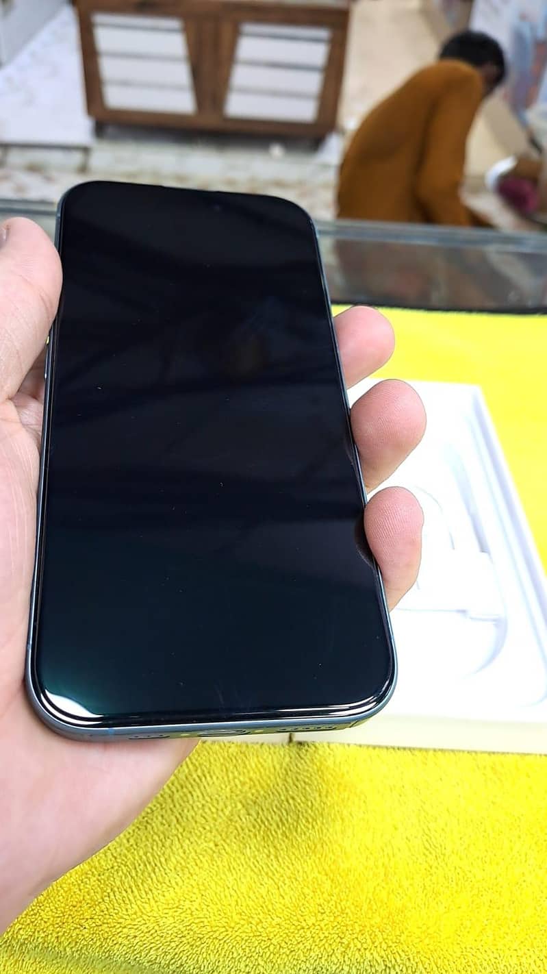 Apple iPhone 16 2