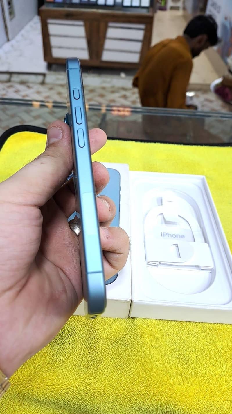 Apple iPhone 16 3
