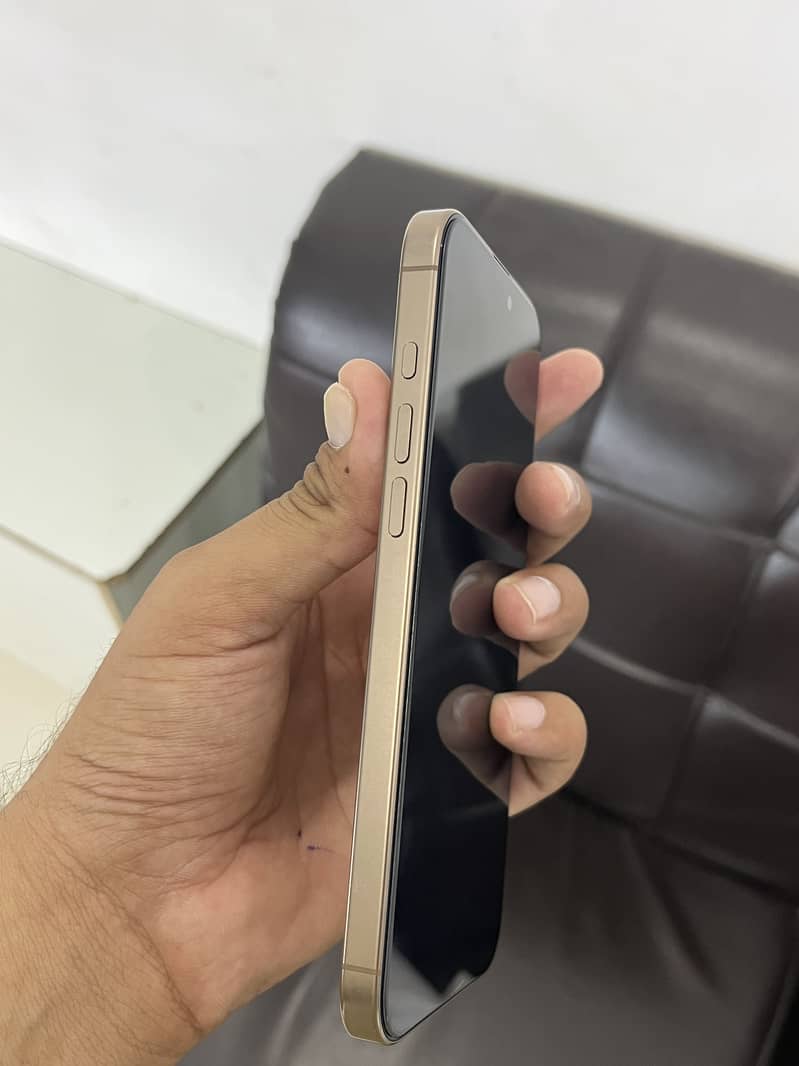 Apple iPhone 16 Pro Max 2