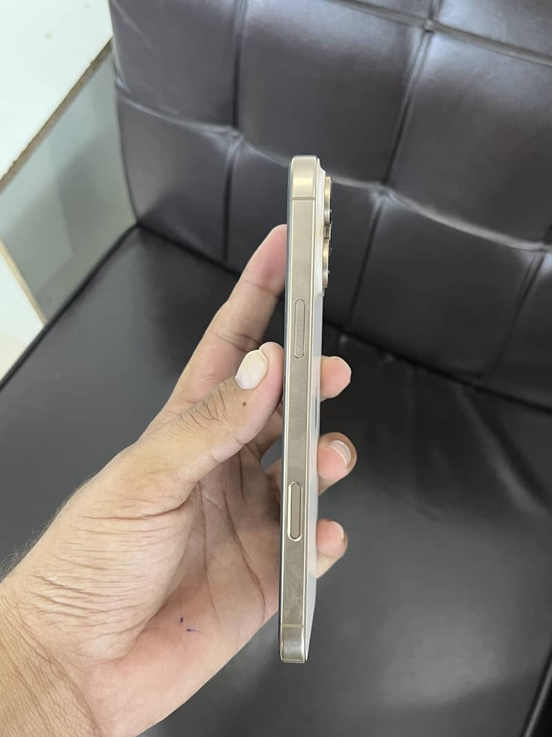 Apple iPhone 16 Pro Max 4