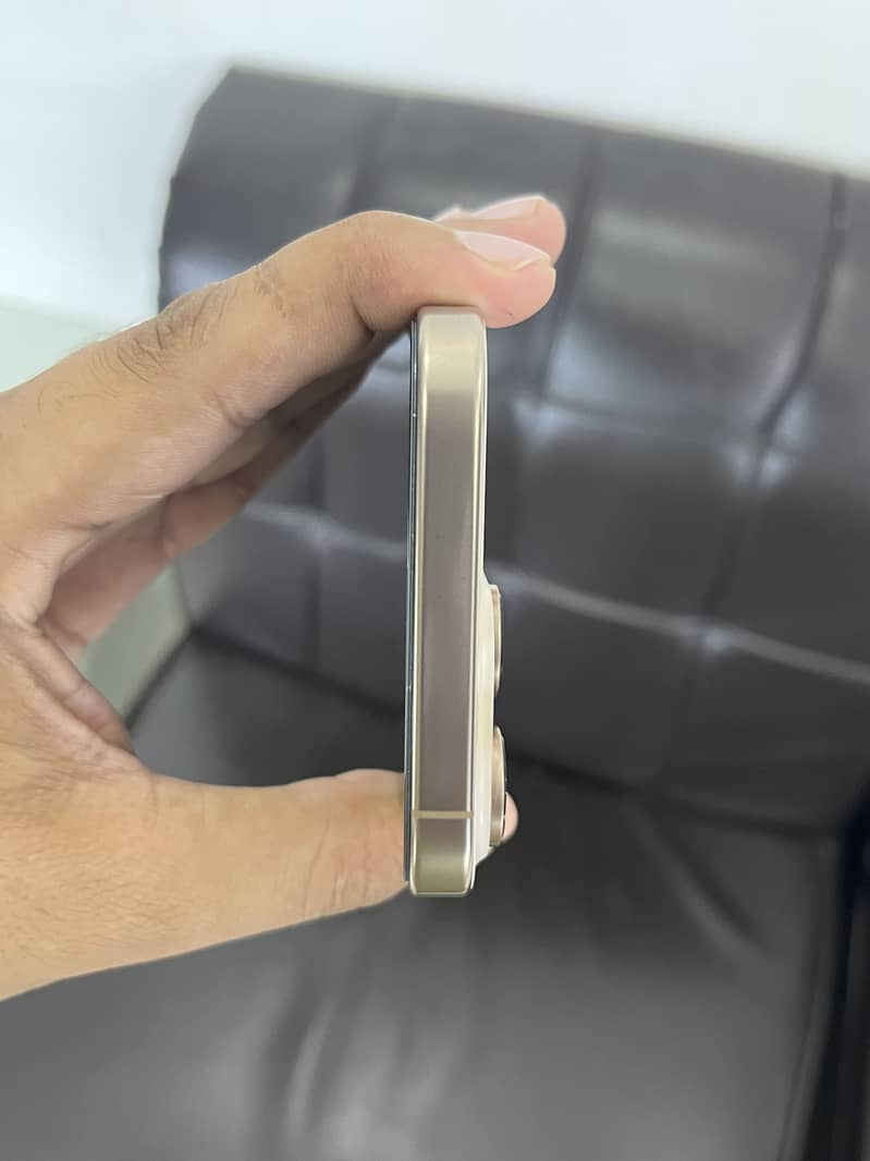 Apple iPhone 16 Pro Max 6