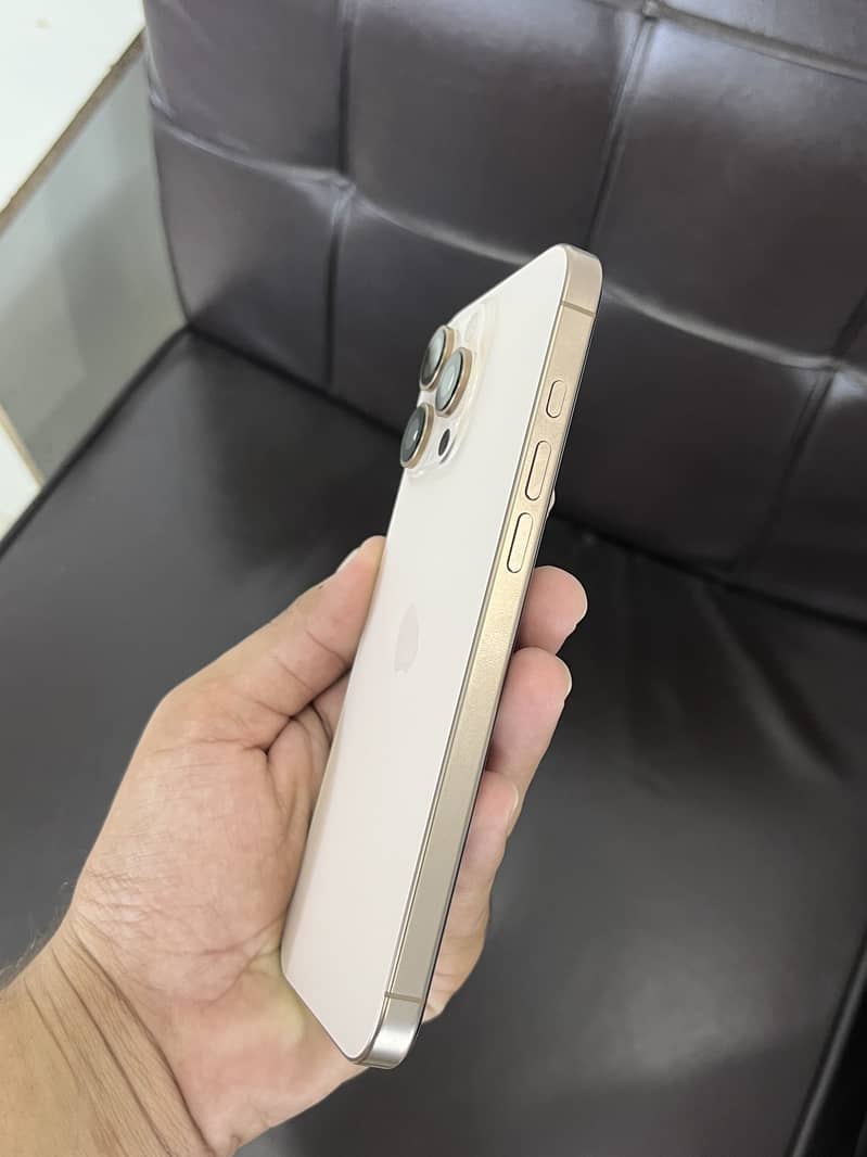 Apple iPhone 16 Pro Max 9