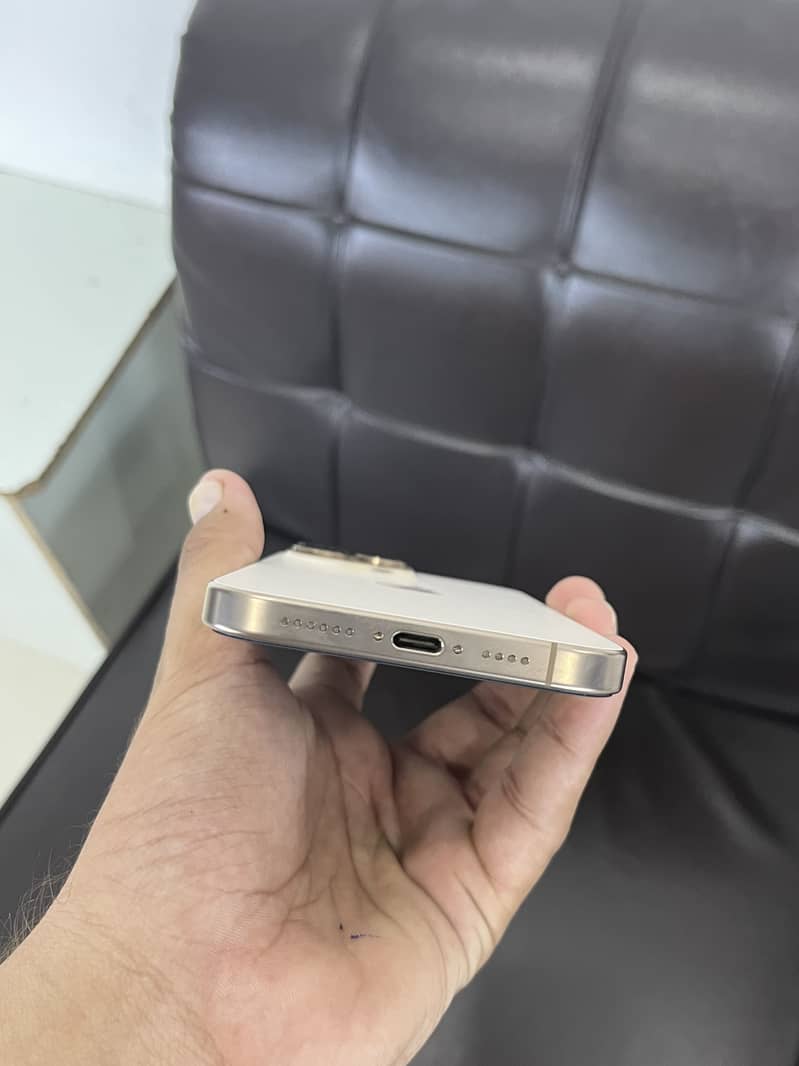 Apple iPhone 16 Pro Max 10