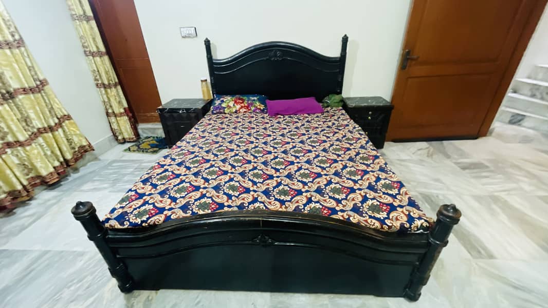 Queen bed with 2 side table 0